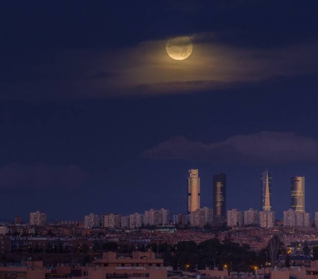 imagen del skyline de Madrid en el post por qué visitar madrid en primavera